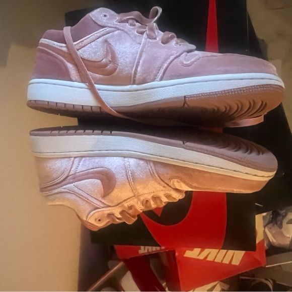 Jordan Women's Athletic Shoes Air Jordan 1 Low SE Pink Velvet - Picture 6 of 6